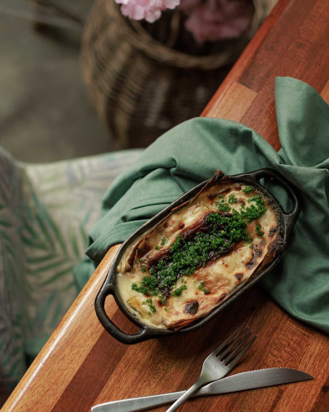 Lasanha de cebolas roxas assadas